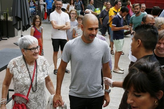 HLV Man City Pep Guardiola cùng mẹ. (Nguồn: Daily mail)