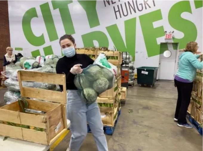 Tình nguyện viên đóng gói thực phẩm cho các gia đình có nhu cầu tại kho của City Harvest ở thành phố New York. Ảnh:REUTERS