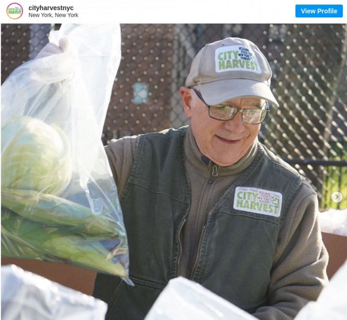 Tình nguyện viên cao tuổi của City Harvest. Ảnh: Instagram