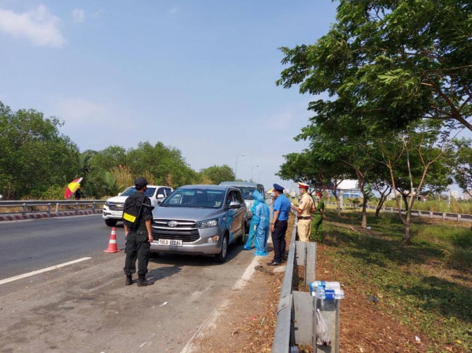 Lực lượng chức năng triển khai hoạt động kiểm dịch phòng, chống dịch Covid-19 tại chốt Long Phước. Ảnh: NT