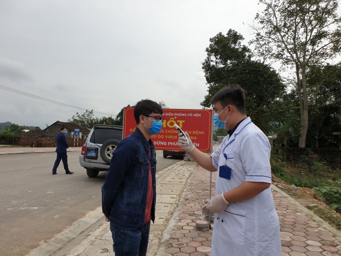 Phóng viên Chu Đức được kiểm tra thân nhiệt trong lúc tác nghiệp ở Đồn biên phòng Lò Hèn
