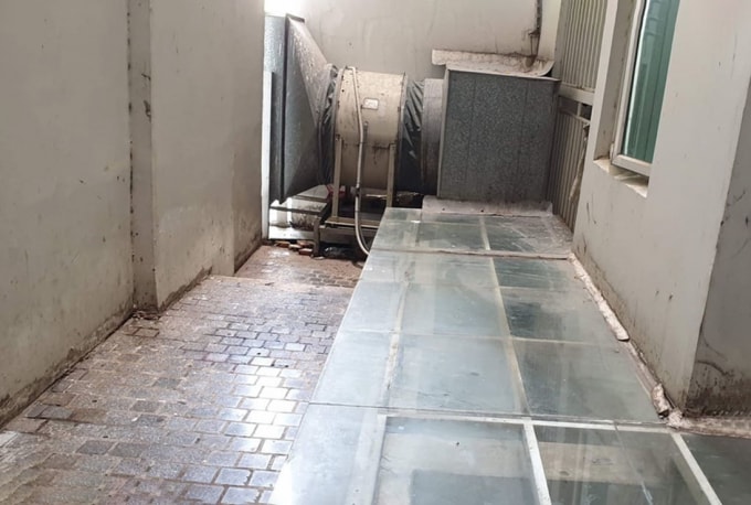 Khu vực giếng trời của chung cư New Saigon nơi phát hiện ông Bùi Quang Tín rơi lầu tử vong - Ảnh: CK