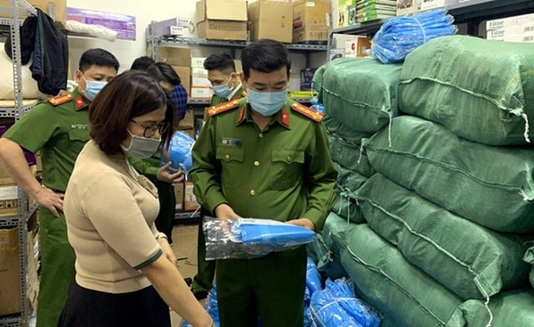 Ngày 8/4/2020, Công an Hà Nội khám xét Công ty Đức Anh ở quận Đống Đa, làm giả vật tư y tế phòng, chống dịch COVID-19. Ảnh: Dân trí