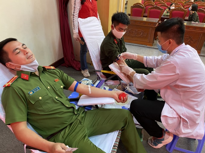 Đông đảo cán bô, chiến sỹ tích cực tham gia hiến máu
