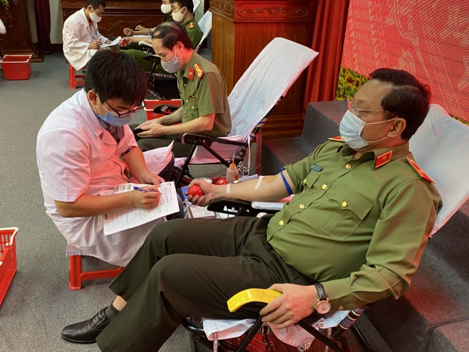 Thiếu tướng Nguyễn Hải Trung, Giám đốc Công an tỉnh Thanh Hoá cùng gần 300 cán bộ chiến sỹ đã tự nguyện tham gia hiến máu vì cộng đồng vào chiều ngày 8/4