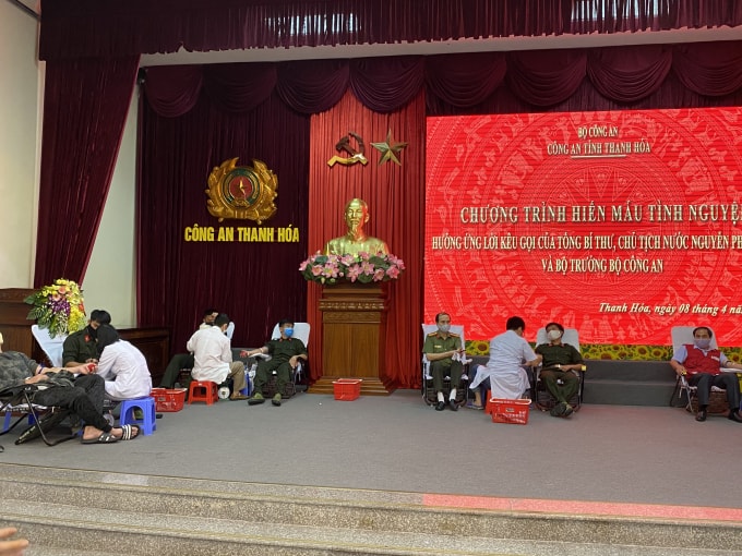 Ngoài việc đảm bảo sức khoẻ để góp phần chống dịch Covid- 19, gần 300 cán bộ chiến sỹ Công an tỉnh Thanh Hoá còn tích cực tình nguyện tham gia hiến máu vì cộng đồng