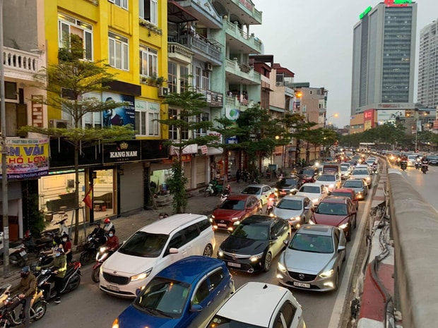 1-2 ngày qua đã xuất hiện tình trạng người dân ra khỏi nhà nhiều hơn dù đang trong thời gian thực hiện Chỉ thị 16 của Thủ tướng về cách ly xã hội.