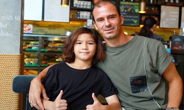 Huỳnh Kesley Alves và cậu con trai Kelvin. Ảnh: TL