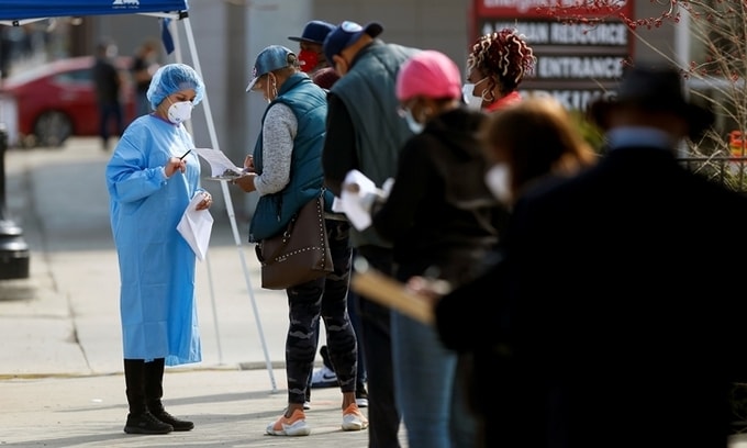 Người dân xếp hàng chờ xét nghiệm nCoV ở Chicago, Mỹ ngày 8/4. Ảnh: Reuters.