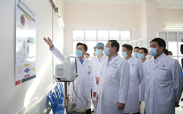 Bí thư Thành ủy Hà Nội Vương Đình Huệ và Chủ tịch UBND thành phố Hà Nội Nguyễn Đức Chung kiểm tra tại Bệnh viện Đa khoa Đức Giang.