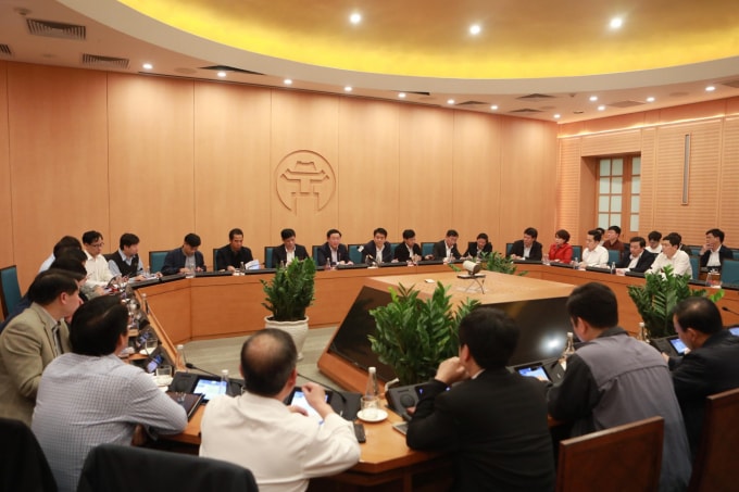 Bí thư Thành ủy Hà Nội Vương Đình Huệ và Chủ tịch UBND thành phố Hà Nội Nguyễn Đức Chung chủ trì cuộc họp ngay trong đêm 6/3 sau khi phát hiện bệnh nhân COVID-19 đầu tiên tại Hà Nội.