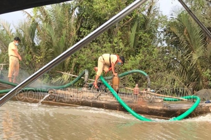 Lực lượng CSGT kiểm tra và tạm giữ phương tiện hút cát trên sông Đồng Nai -ảnh:T/L