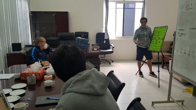 Ban huấn luyện cũng thường xuyên có những trao đổi, phản biện về các phương án được đưa ra. Sơ đồ 3 trung vệ để đảm bảo sự chắc chắn và triển khai bóng từ tuyến dưới vẫn được ông Park ưu tiên sử dụng