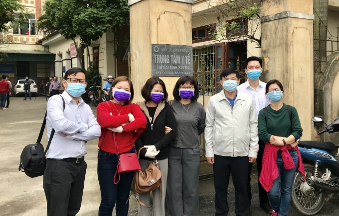 Các phóng viên y tế và những người làm công tác thông tin về phòng chống dịch Covid-19 (Bộ Y tế) trong chuyến công tác về Huyện Bình Xuyên (Vĩnh Phúc), nơi từng có số BN mắc Covid-19 cao trong cả nước (Ảnh: Nam Sơn)