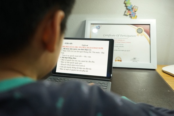 Học sinh học môn lịch sử trực tuyến trên hệ thống VNPT E-Learing.