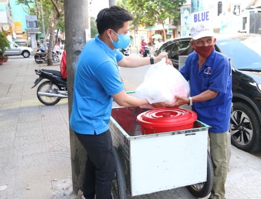 Nhiều gia đình khó khăn do ảnh hưởng đại dịch tại Q.6 vui mừng khi tận tay nhận được quà tặng thiết thực
