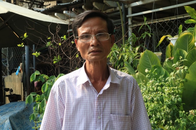 Ông Đào Duy Đát tỏ ra bức xúc khi gia đình ông mang danh nghĩa được trao tặng nhà tình nghĩa nhưng thời gian sống tại chung cư Trúc Giang họ vẫn phải trả tiền thuê nhà.