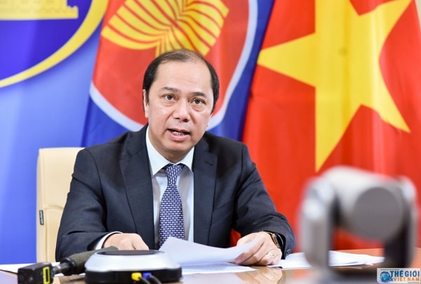 Thứ trưởng Ngoại giao Nguyễn Quốc Dũng phát biểu tại họp báo quốc tế trực tuyến ngày 9/4. Ảnh: Báo Thế giới &Việt Nam