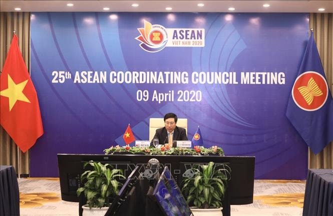 Phó Thủ tướng, Bộ trưởng Bộ Ngoại giao Phạm Bình Minh chủ trì Hội nghị trực tuyến Hội đồng điều phối ASEAN (ACC-25) lần thứ 25. Ảnh: TTXVN