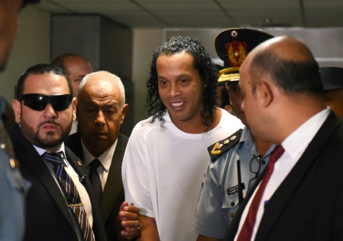 Ronaldinho được tại ngoại xong vẫn chưa được rời khỏi Paraguay trong vòng 6 tháng. Ảnh: ESPN