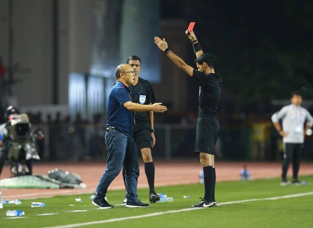 HLV Park Hang Seo tranh cãi với trọng tài tại SEA Games 30. Ảnh: TL