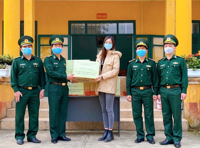 Lương Thùy Linh tặng quà và thăm hỏi các chiến sĩ biên phòng Sóc Giang