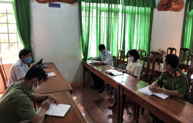 Bà N.T.B. làm việc với cơ quan chức năng. Ảnh: PV