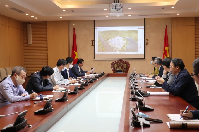 Quang cảnh cuộc họp lên phương án xây dựng bệnh viện dã chiến cho tình huống khẩn cấp ứng phó dịch bệnh COVID-19. Ảnh: VGP.