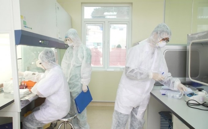 Lấy mẫu xét nghiệm nhanh SARS-CoV-2. Ảnh: TL.