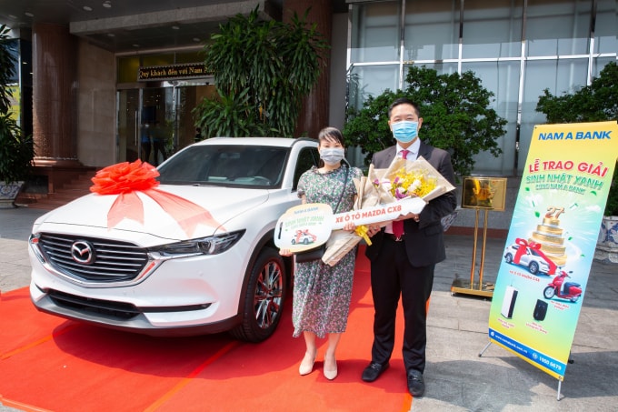 Ông Nguyễn Đức Minh Trí – Giám đốc Khối Kinh doanh Nam A Bank trao giải đặc biệt cho bà Phạm Thị Minh Tánh (Khách hàng Nam A Bank Thủ Đức).