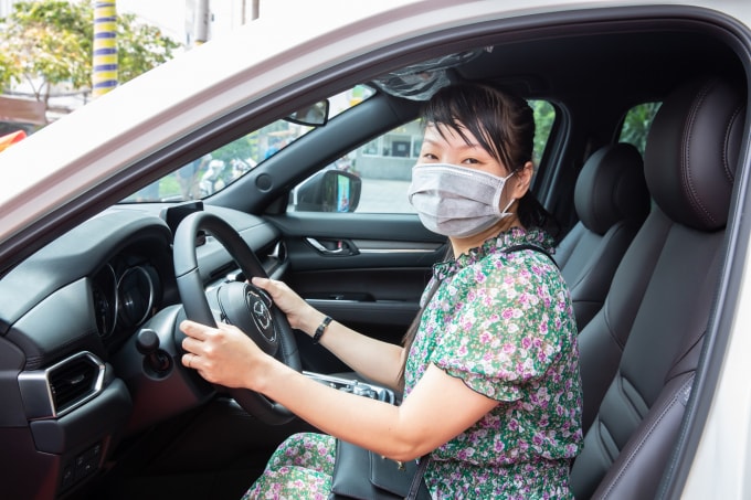 Bà Phạm Thị Minh Tánh (Khách hàng Nam A Bank Thủ Đức) vui mừng khi trở thành chủ nhân của xe ô tô Mazda CX8 trị giá 1,2 tỷ đồng.