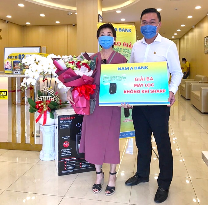 Bà Đặng Kim Hạnh (Khách hàng Nam A Bank Long Khánh) nhận Giải Ba – Máy lọc không khí Sharp.