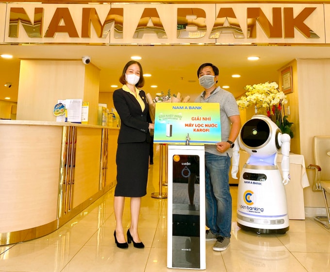 Ông Hồ Đắc Hòa (Khách hàng Nam A Bank An Đông) là một trong 5 khách hàng trúng thưởng Giải Nhì của chương trình là Máy lọc nước Karofi.