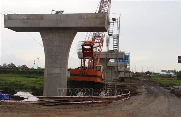 Thi công cao tốc Mỹ Thuận đoạn nút giao Thân Cửu Nghĩa (huyện Châu Thành, tỉnh Tiền Giang). Ảnh: TTXVN