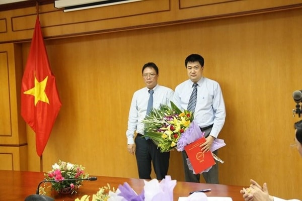 Ông Chu Hoàng Hà (bên phải) được bổ nhiệm làm Phó Chủ tịch Viện Hàn lâm Khoa học và Công nghệ Việt Nam. Ảnh: Viện Hàn lâm KHCN Việt Nam