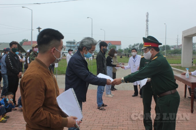 Trao giấy chứng nhận hoàn thành thời gian cách ly cho bà con nhân dân.