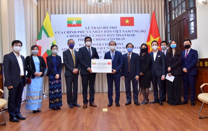 Với món quà mà Chính phủ và nhân dân Việt Nam trao tặng, Thứ trưởng Nguyễn Quốc Dũng mong rằng sẽ góp phần động viên, giúp đỡ Myanmar vượt qua giai đoạn khó khăn hiện nay. Ảnh: BNG