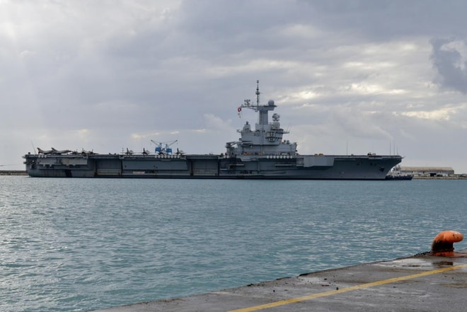 Tàu sân bay Charles de Gaulle của Hải quân Pháp neo đậu tại cảng Limassol của đảo quốc Síp hôm 21/2. Ảnh: Reuters.