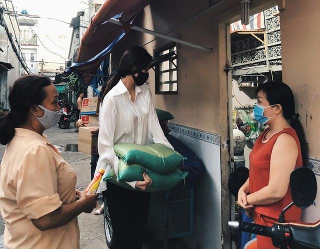 Hoa hậu Khánh Vân trao quà cho những hoàn cảnh gặp khó khăn trong mùa dịch bệnh.