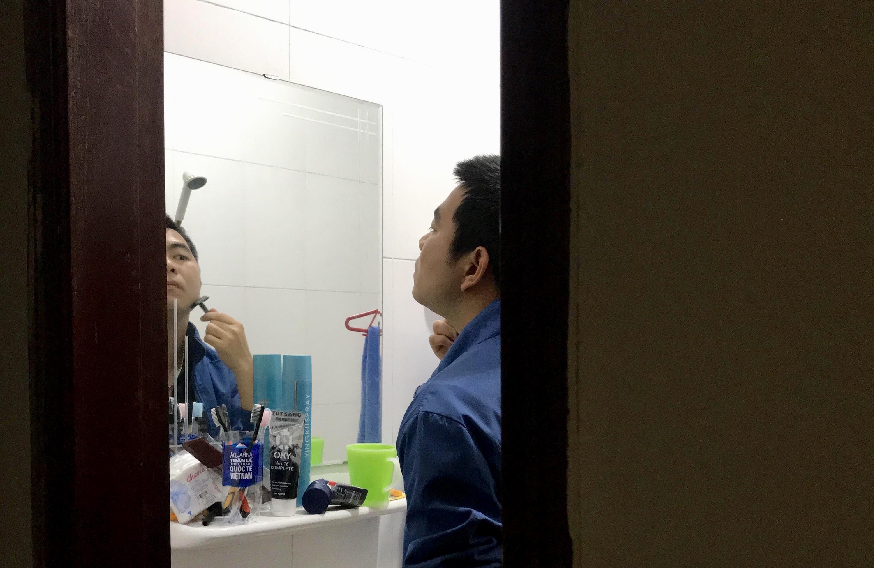 Tắm rửa, vệ sinh sạch sẽ cơ thể trước khi đi làm việc vào mỗi buổi nhưng phải thật nhanh vì sắp tới giờ làm việc rồi.