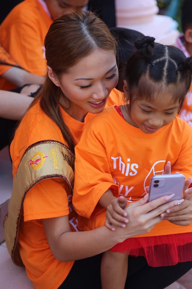 Hình ảnh Jacqueline Đặng những chuyến công tác xã hội (theo Thanhnien.vn).