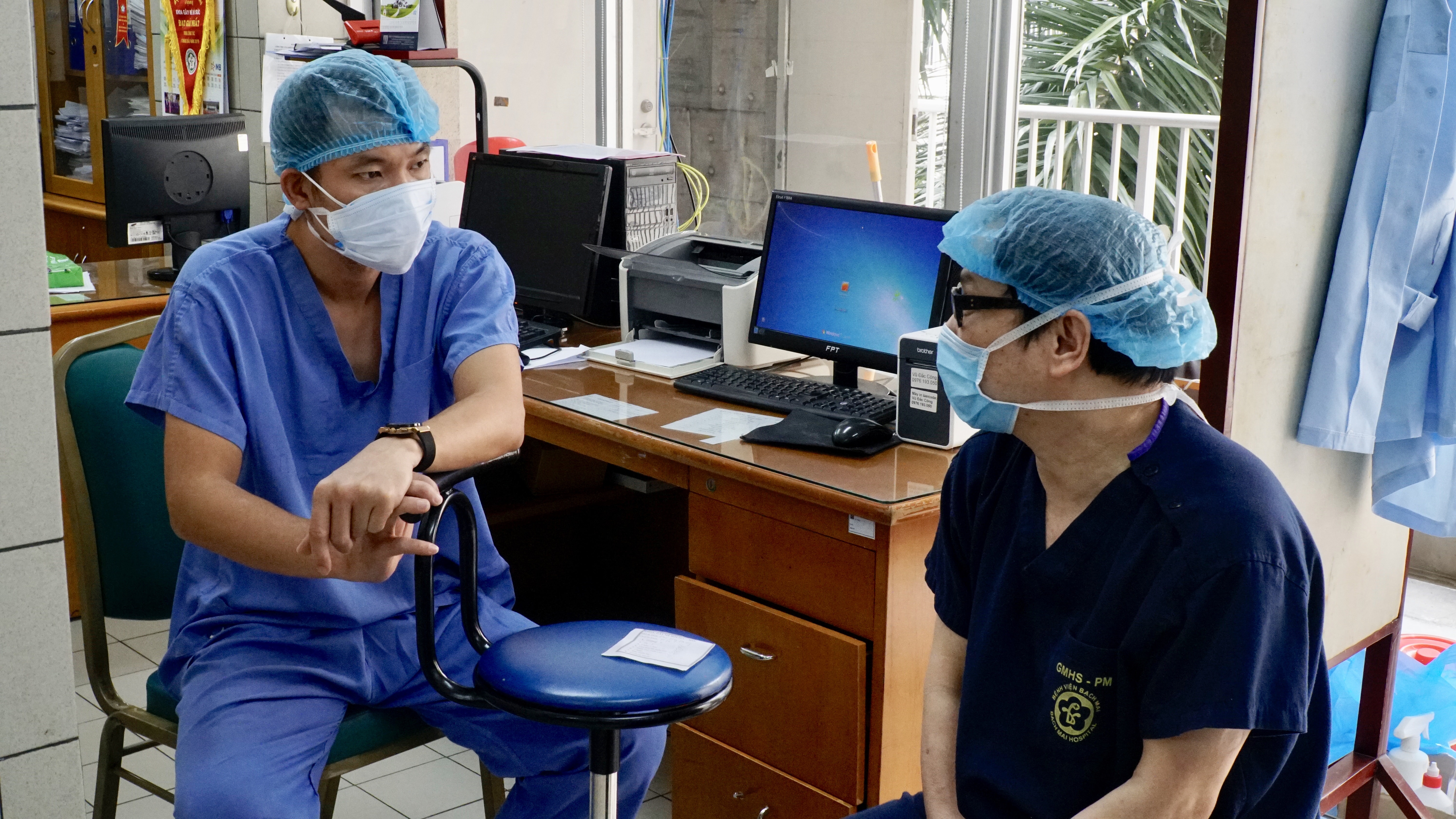 Cùng với đó, Ekip thường xuyên trao đổi với các bác sĩ chuyên môn để nắm bắt được lịch trình làm việc của họ cũng như tình hình sức khỏe của bệnh nhân.