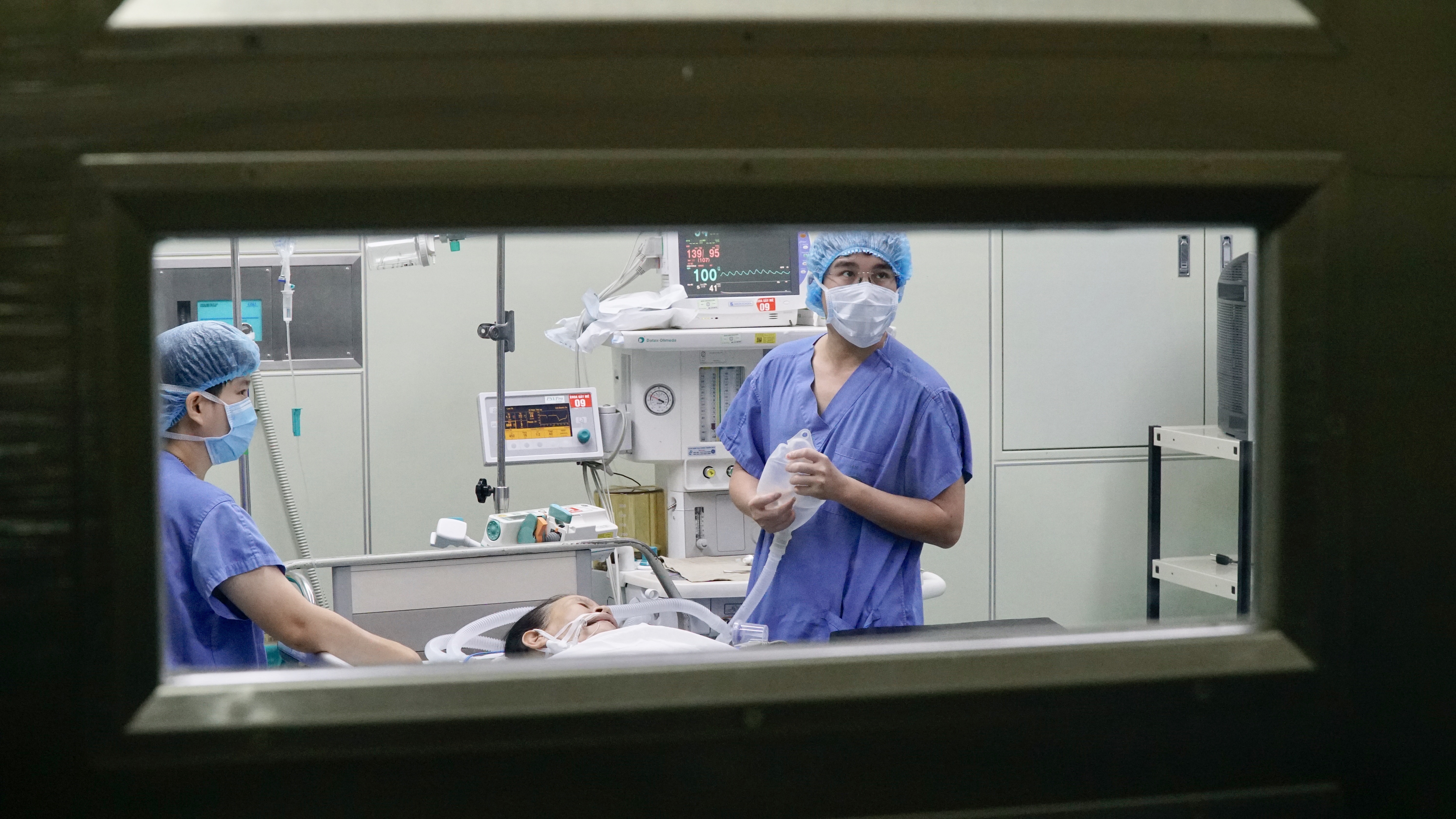 Ghi hình, tiếp xúc với nhiều bệnh nhân, ở những căn phòng có những ca bệnh nặng chúng tôi mới cảm nhận được áp lực của các y bác sĩ cũng như những nỗ lực hết sức mình của họ để giành giật sự sống cho các bệnh nhân tại bệnh viện.