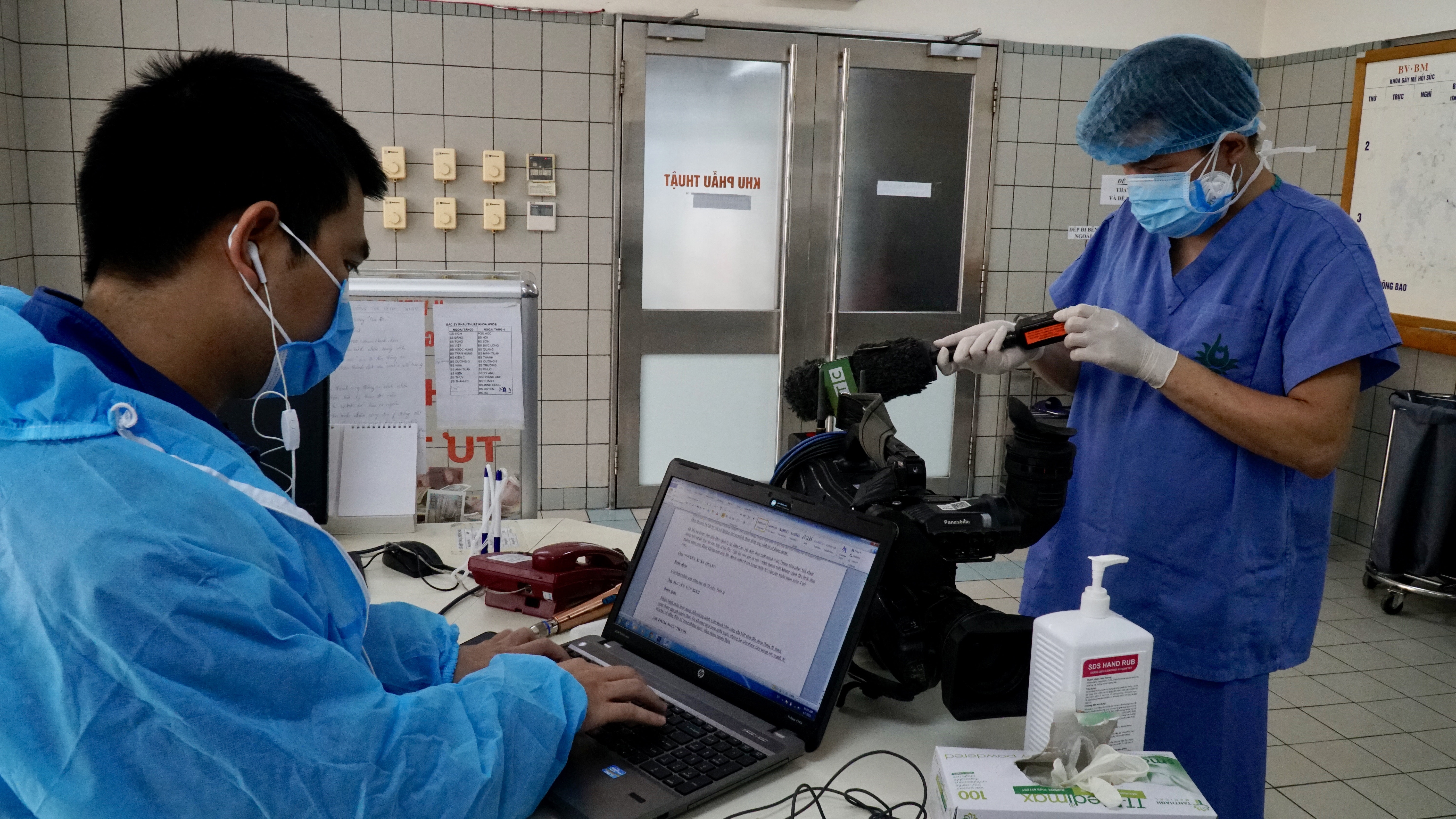 Trước khi vào tác nghiệp tại bệnh viện mỗi ngày, thiết bị tác nghiệp được từng người trong nhóm Ekip kiểm tra rất kỹ trước khi sử dụng để hạn chế được rủi ro khi sử dụng.