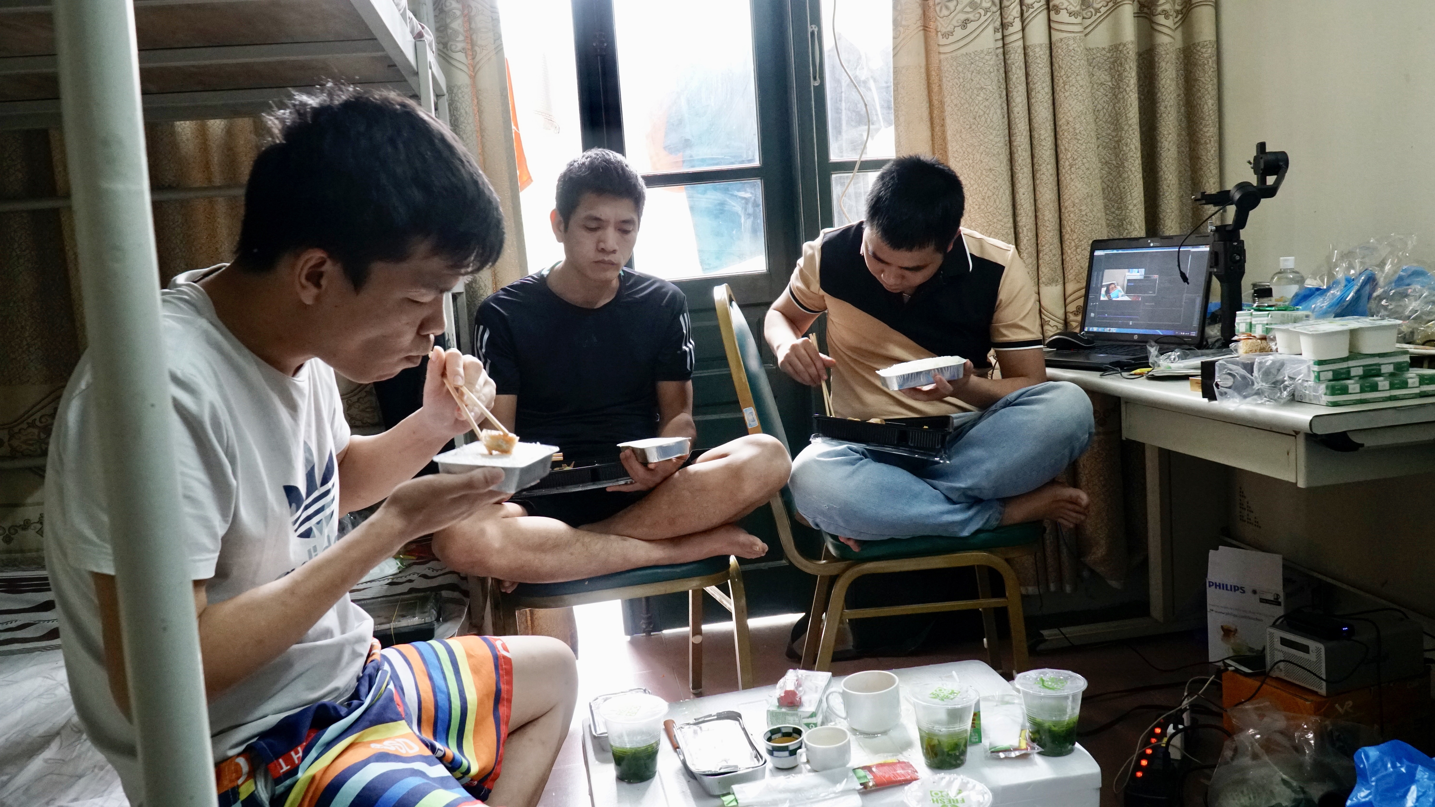 Sau khi tạm xong phần việc buổi sáng nhưng giờ đã quá buổi trưa, và bữa ăn trưa của chúng tôi lúc này mới bắt đầu tại...phòng của mình.