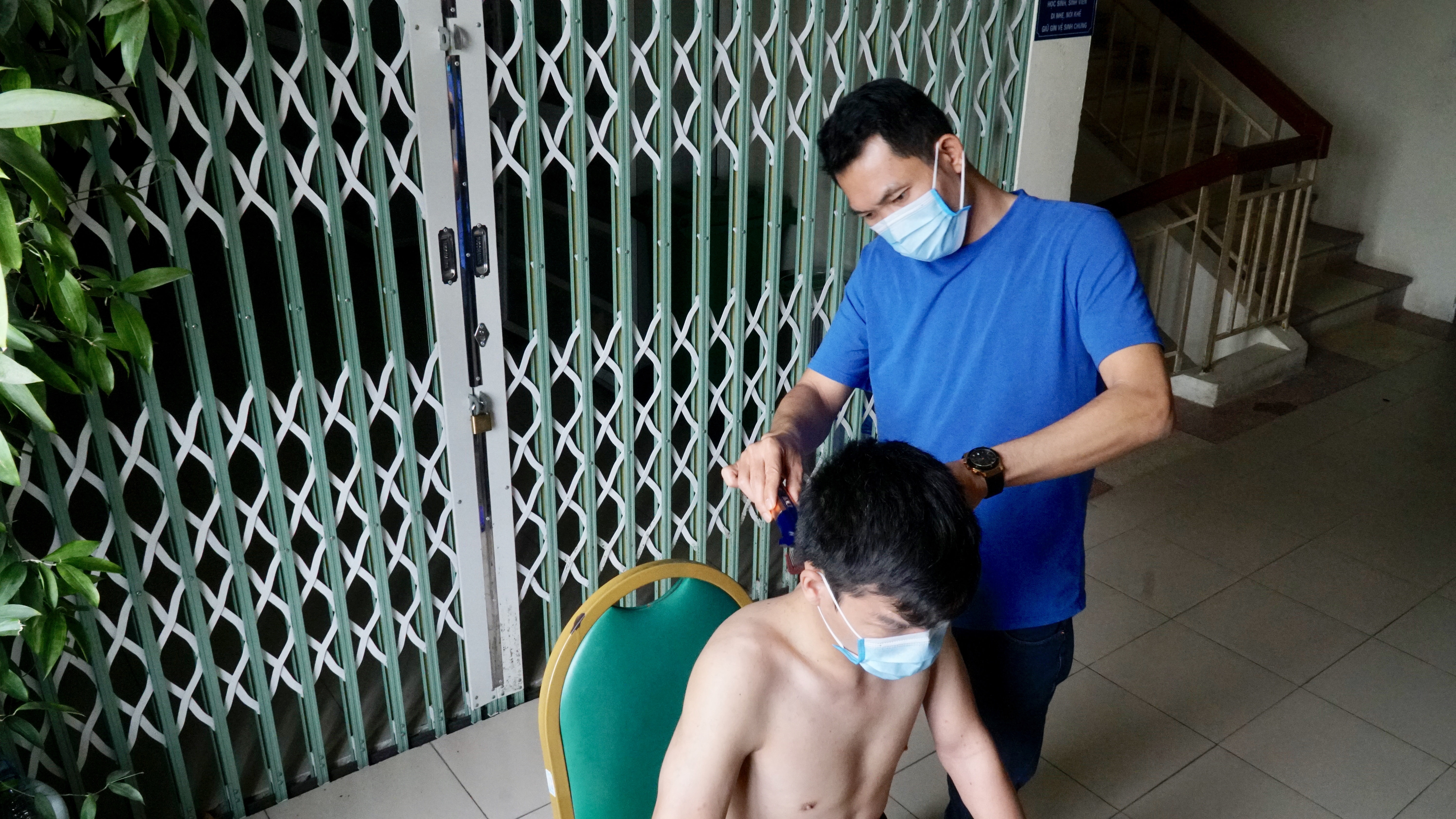 Tóc đã dài, ở trong khu cách ly không được ra ngoài, không có hiệu cắt tóc nên chúng tôi tự cắt tóc cho nhau.