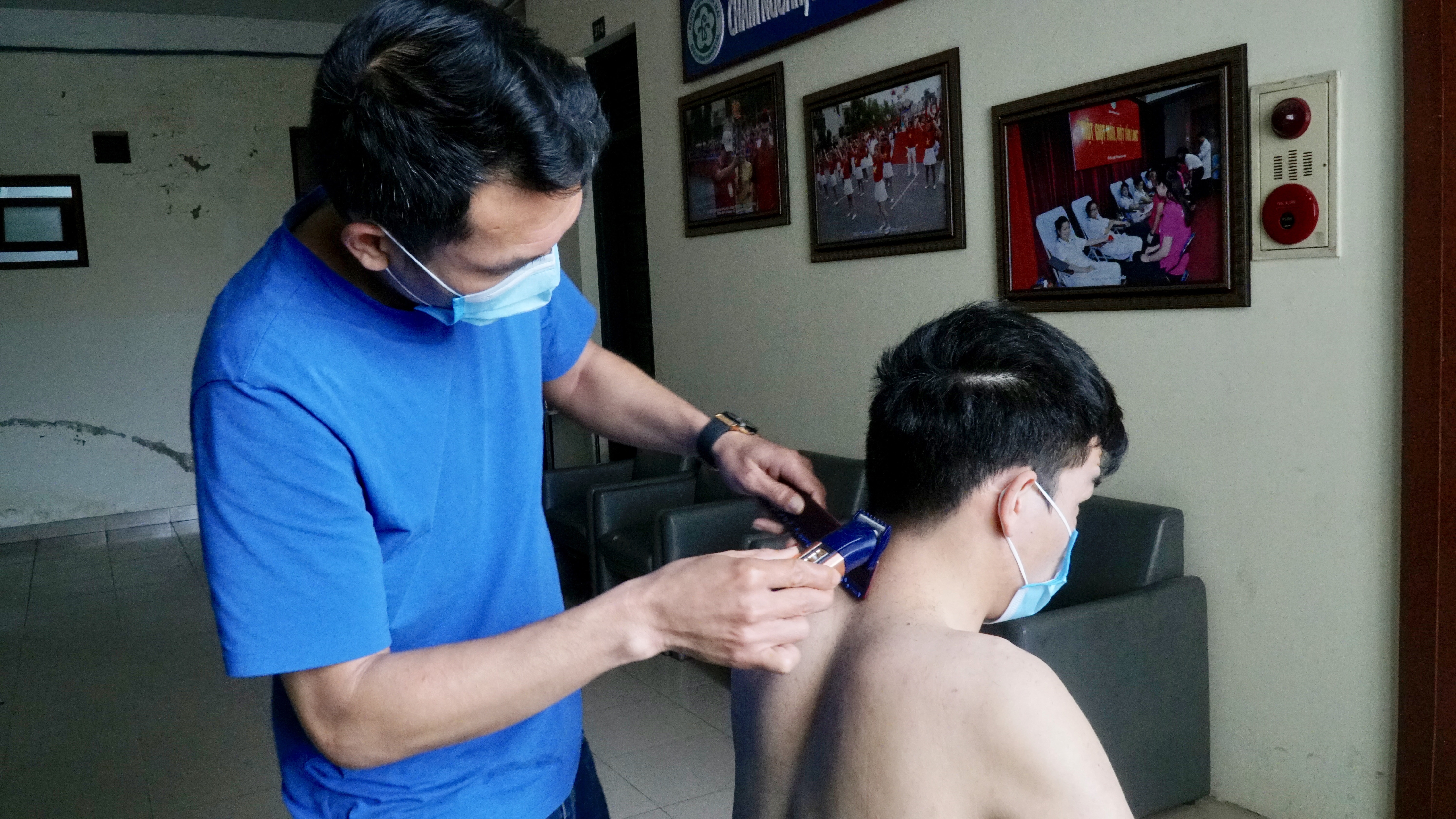 Cắt tóc đơn giản lắm, chỉ cần một cái tông đơ và một cái lược là xong, nhưng không có tay nghề nên cũng phải cẩn thận.