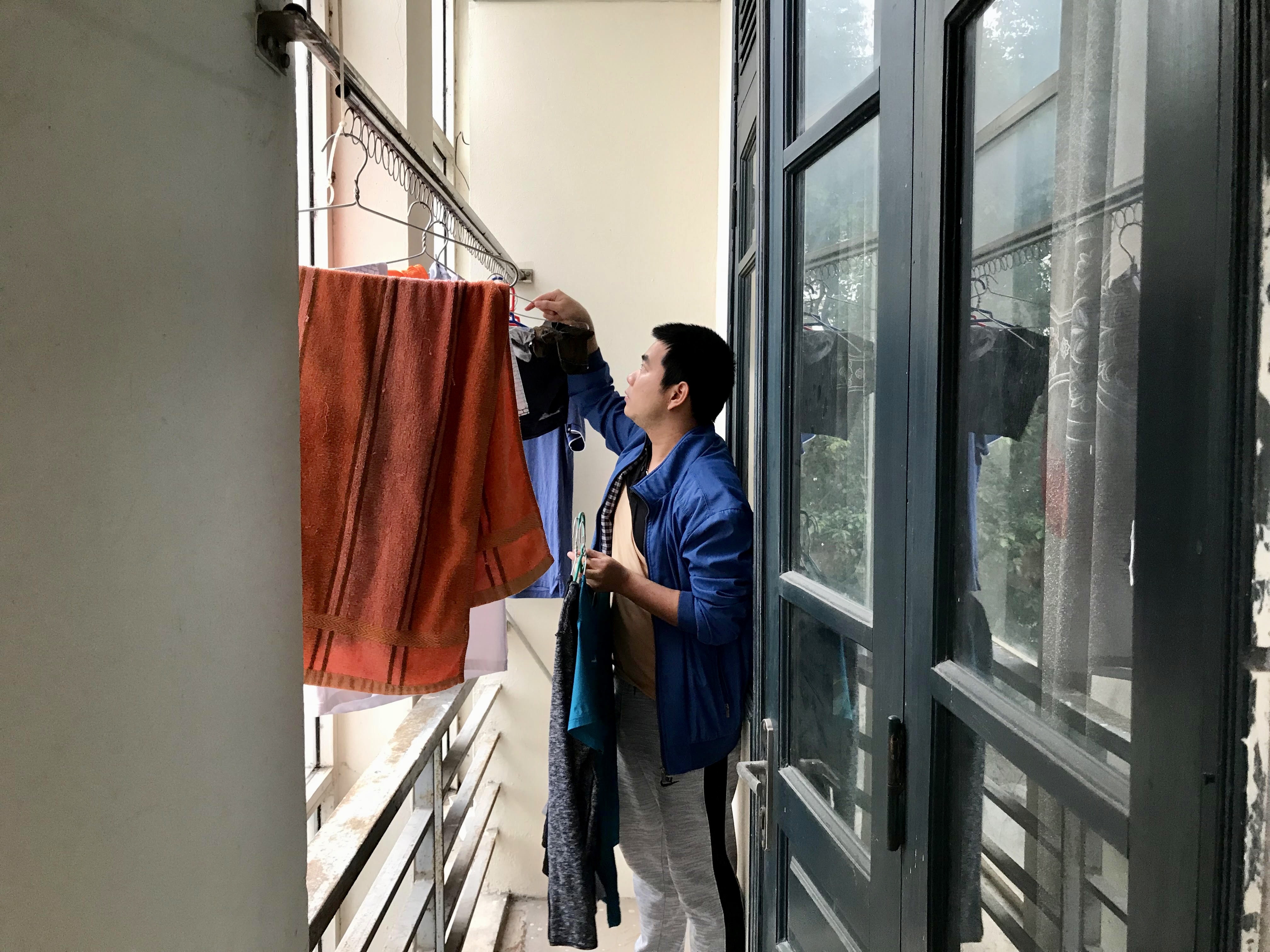 Chúng tôi mặc đồ bảo hộ nên thường xuyên ướt đẫm mồ hôi khi làm việc, sau mỗi buổi đều phải thay quần áo, cũng rất may là nơi chúng tôi nghỉ ngơi có chỗ phơi đồ.