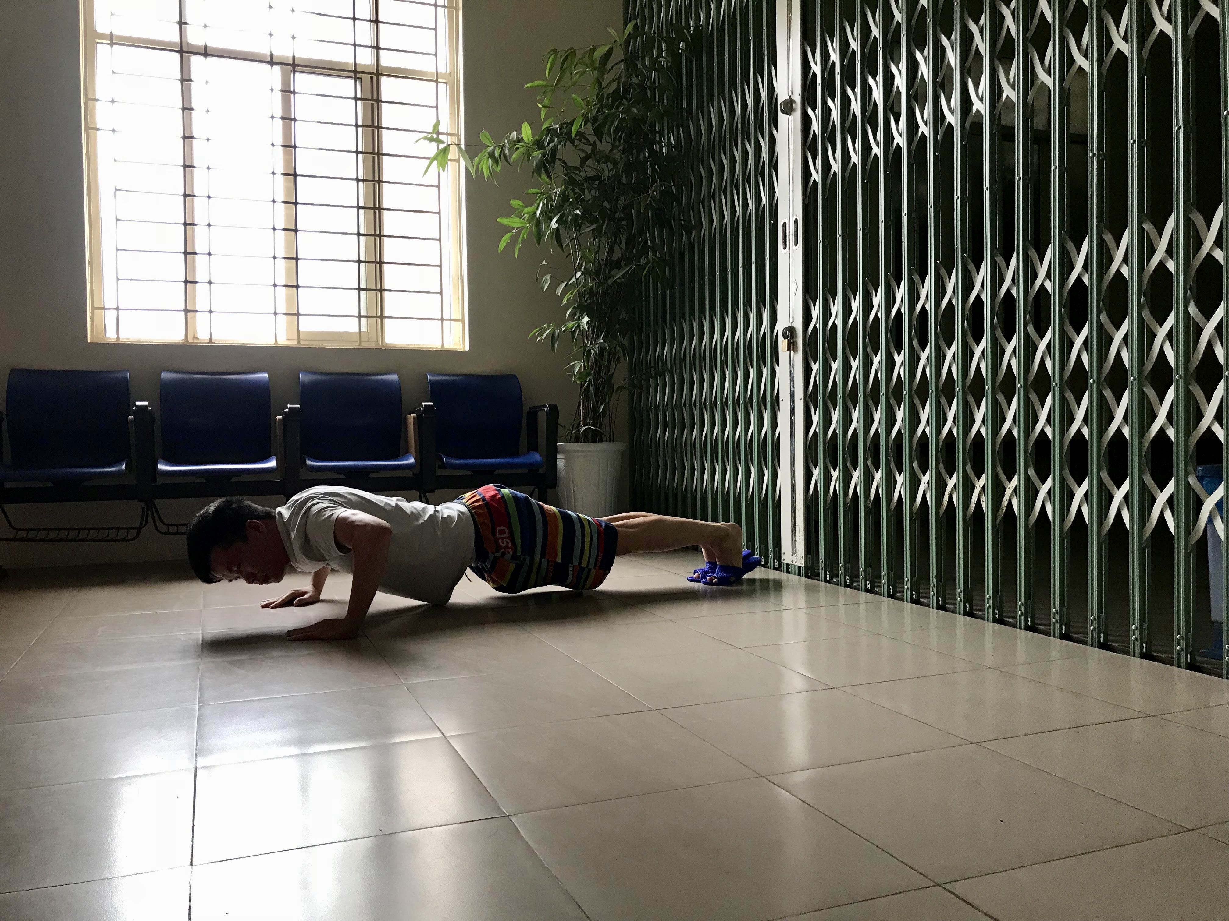 Mọi người cố gắng dậy từ rất sớm và bớt 1 chút thời gian để tập thể dục, vận động thể thao vào buổi sáng nhằm nâng cao sức khỏe.