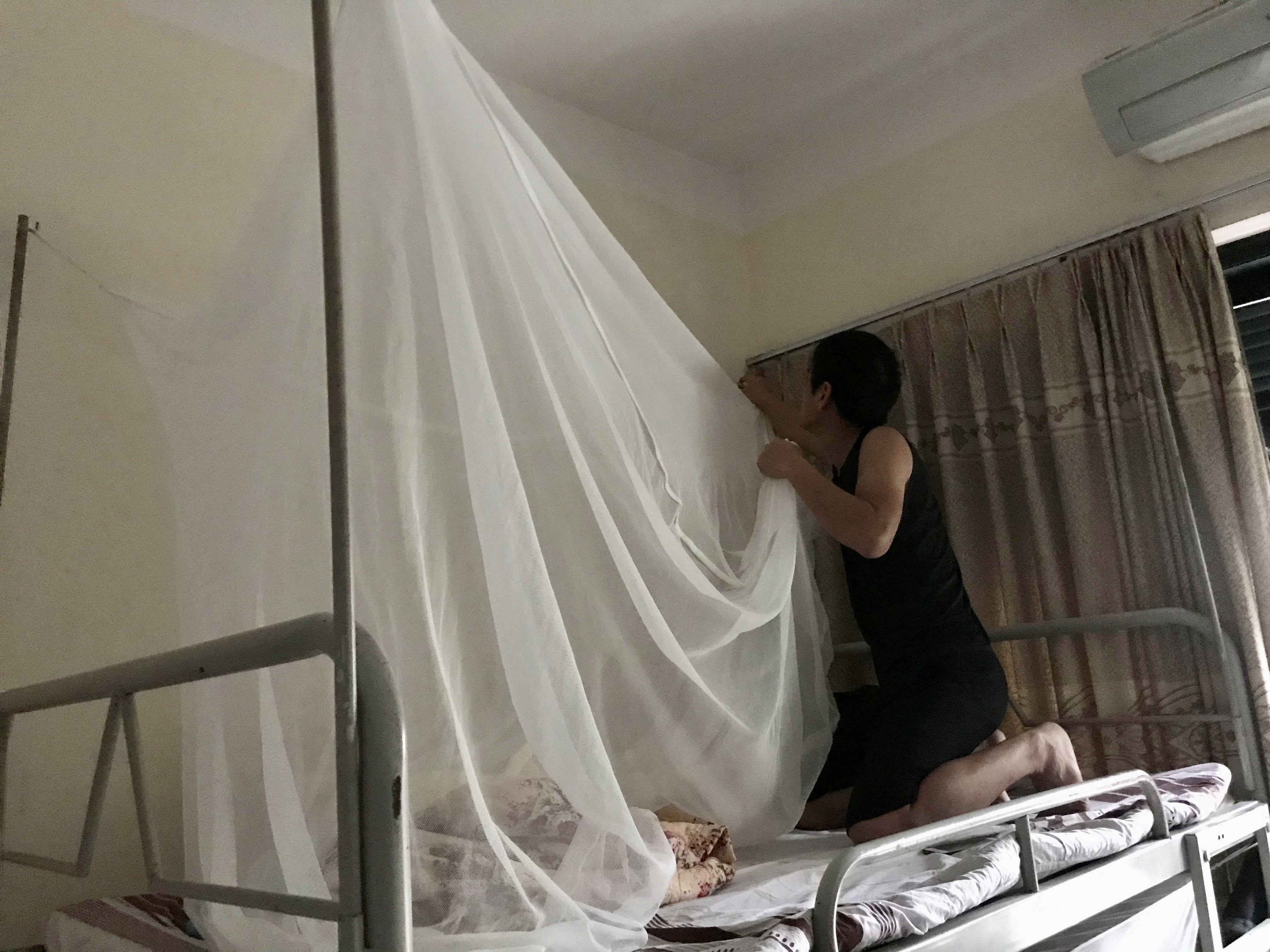 Chúng tôi nạp lại năng lượng và tiếp tục bắt đầu một ngày làm việc mới, việc đầu tiên bước ra khỏi giường là gập chăn màn.